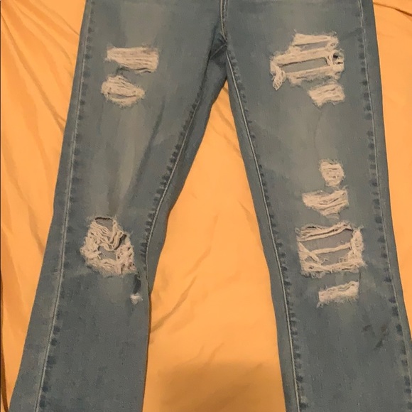 Levi’s Ripped High Rise - Picture 2 of 4